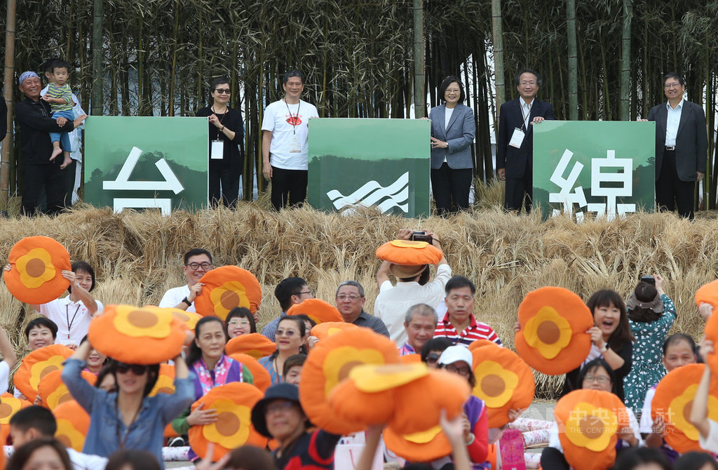 總統蔡英文(後右3)19日在客委會主委李永得(後左3)、新竹縣長楊文科(後右)等人陪同下,出席浪漫台三線藝術季開幕活動「凱道內山日」,宣布活動正式展開。中央社記者鄭傑文攝 108年10月19日