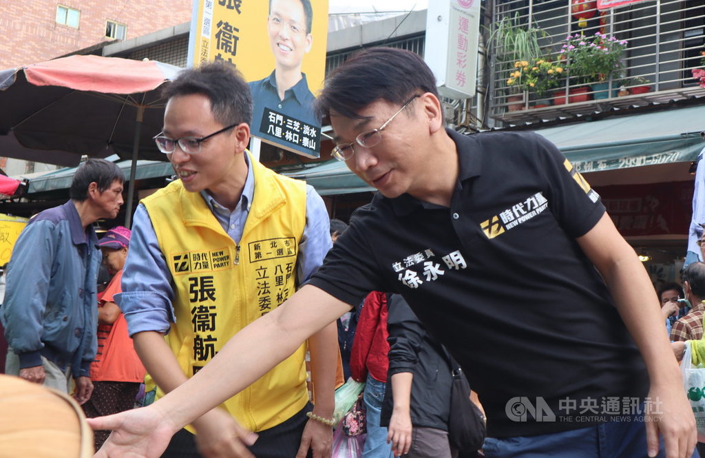 時代力量主席徐永明(前右)19日上午陪同立委參選人張衛航(前左)到新北市林口市場掃街拜票,爭取民眾支持。(民眾提供)中央社記者黃旭昇新北傳真 108年10月19日