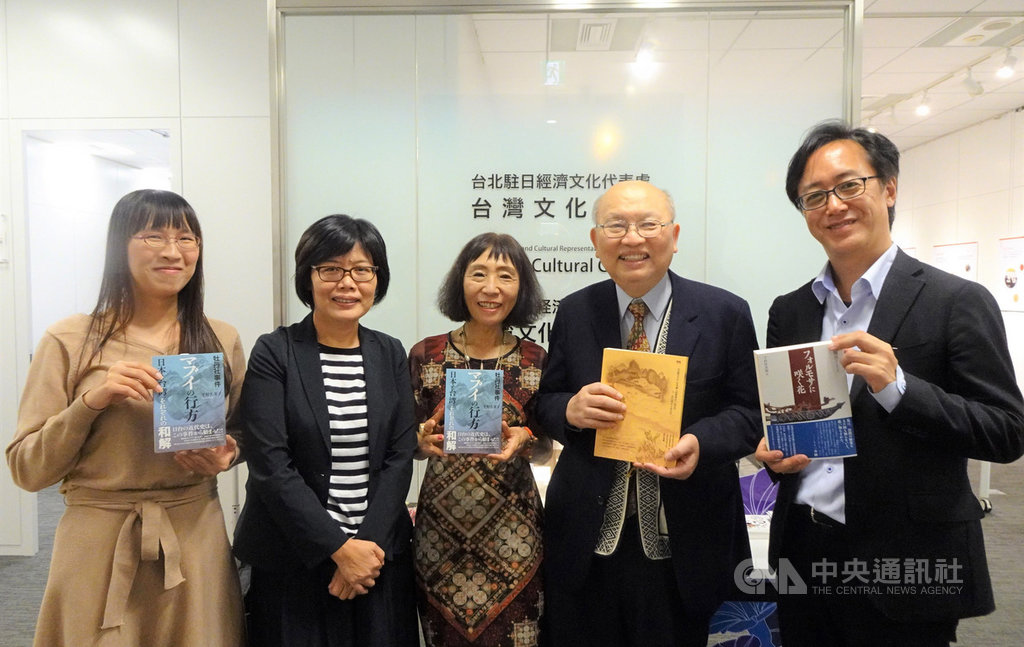 文化部駐日本台灣文化中心18日邀請小說「傀儡花」作家陳耀昌(右2)及日本女作家平野久美子(中)對談,由資深媒體人野嶋剛(右1)擔任主持及口譯,約110名讀者聆聽。中央社記者楊明珠東京攝 108年10月19日