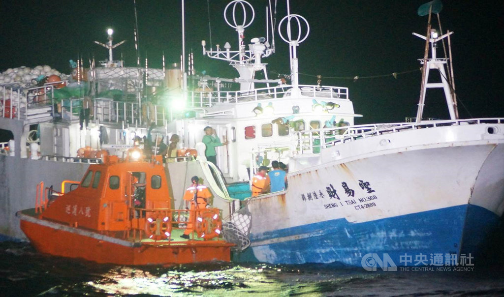 屏東東港籍遠洋漁船「聖易財368號」洪姓船長在馬紹爾北方1000浬處疑中風,經專業醫師評估須立即就醫,海巡署艦隊分署獲報立即派遣執行公海巡護的巡護八號趕赴救援。(海巡署提供)中央社記者陳朝福傳真 108年10月19日