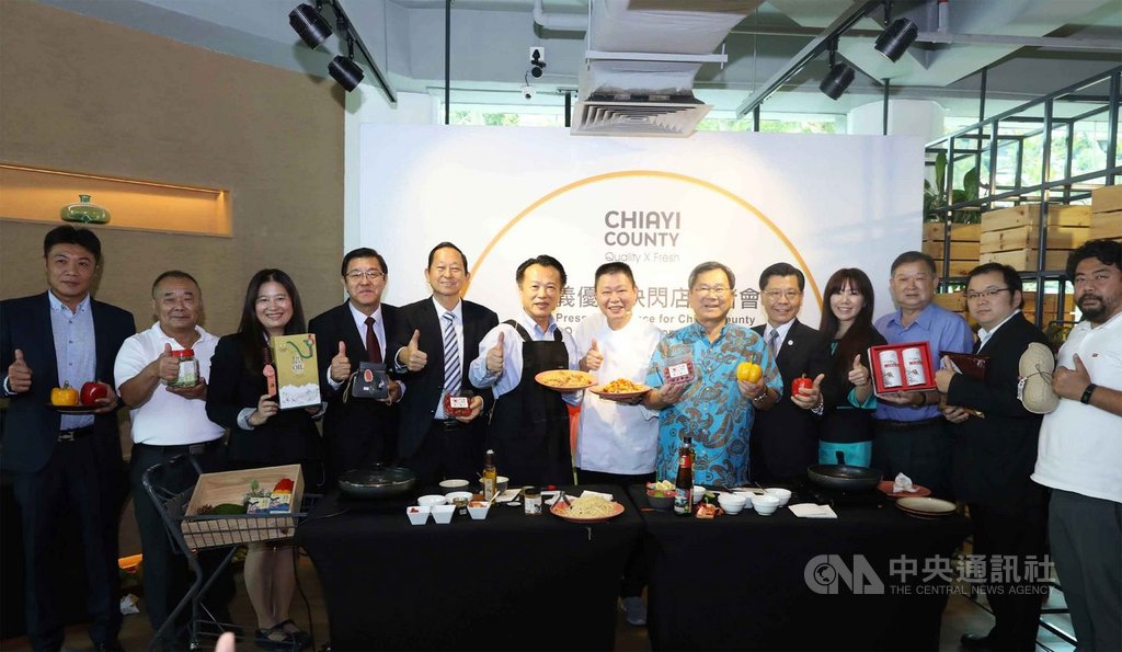 嘉義縣首次與新加坡百美超市合作,並結合快閃店與跨國農產料理,讓嘉義農特產品進軍新加坡。圖為嘉義縣長翁章梁(左6)與參與業者合影。中央社記者黃自強新加坡攝 108年10月19日