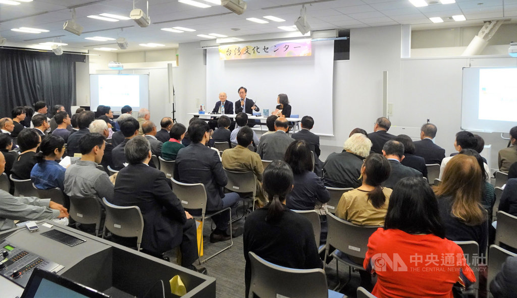 文化部駐日台灣文化中心今年首次舉辦「台灣文學祭」,18日首波活動請到小說「傀儡花」作家、本身也是醫師的陳耀昌參與座談。中央社記者楊明珠東京攝 108年10月19日
