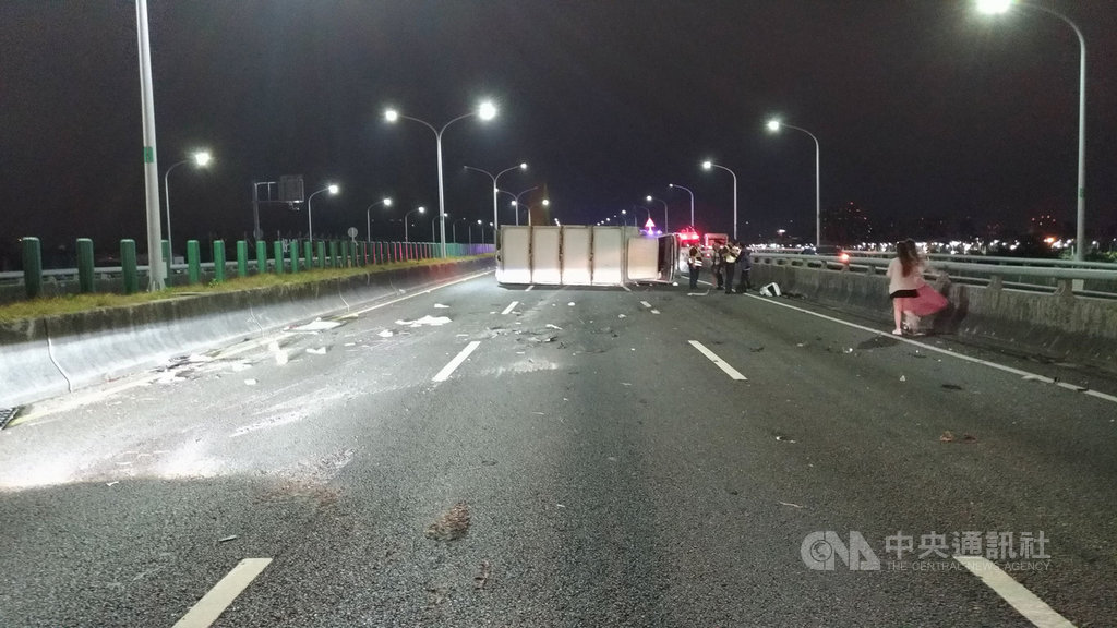 台中市台74線中彰快速道路接近崇德匝道口路段,19日凌晨發生車禍,一輛休旅車追撞前方大貨車,造成大貨車翻覆。(民眾提供)中央社記者趙麗妍傳真 108年10月19日