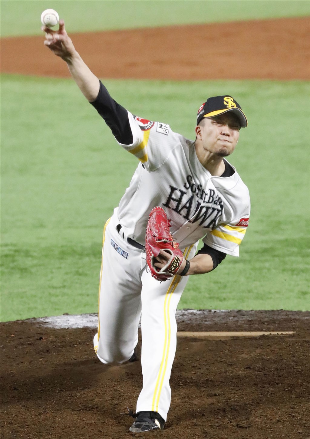 軟銀隊先發投手千賀滉大(圖)19日對上巨人隊表現亮眼,總計用106球投7局,僅被敲出3支安打,投出5次三振,失掉1分責失分,好投壓制,率隊拿下總冠軍賽首勝。(檔案照片/共同社提供)
