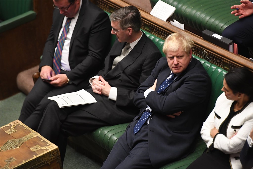 英國首相強生(右2)的脫歐協議19日將邁向最後一關,國會將投票決定英國是否能在萬聖節和歐盟分手。(圖取自facebook.com/ukparliament)