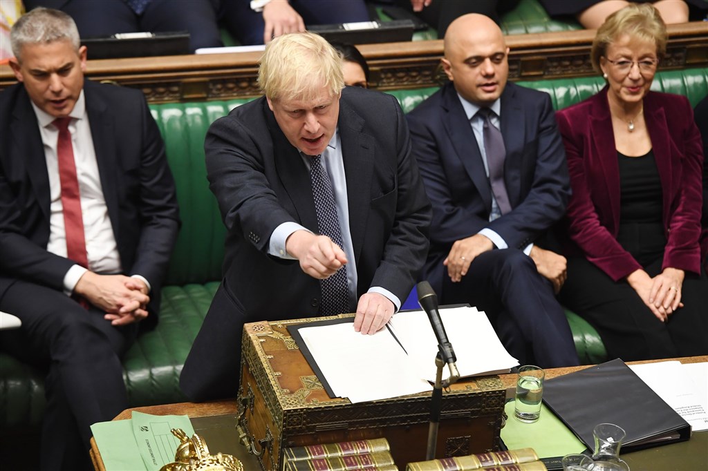 英國下議院共以322票贊成、306票反對,通過前保守黨議員萊特溫的修正動議。萊特溫提出的修正動議,允許國會擱置首相強生(左2)的新版脫歐協議,直到相關施行立法通過才放行。(圖取自facebook.com/ukparliament)