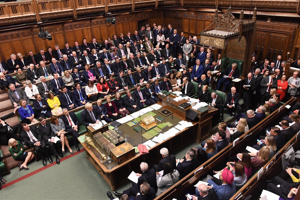 英國下議院19日針對首相強生的新版脫歐協議、前保守黨議員萊特溫提出的修正動議進行表決。這是英國自1982年「福克蘭群島戰爭」以來,英國國會首次在週六開議。(圖取自facebook.com/ukparliament)