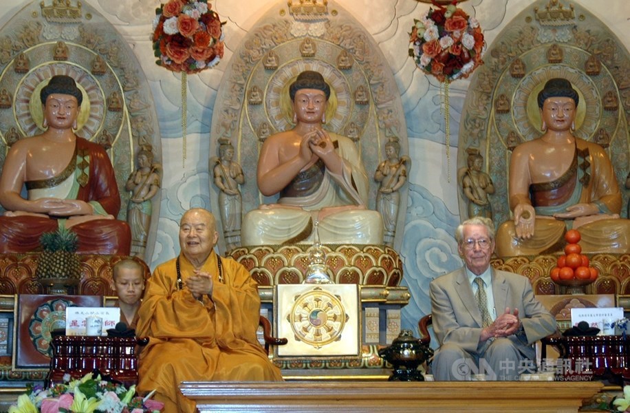 馬悅然(右)2005年應佛光山邀請訪台,與佛光山開山宗長釋星雲法師以「佛教與中國文學」為題對談。(中央社檔案照片)