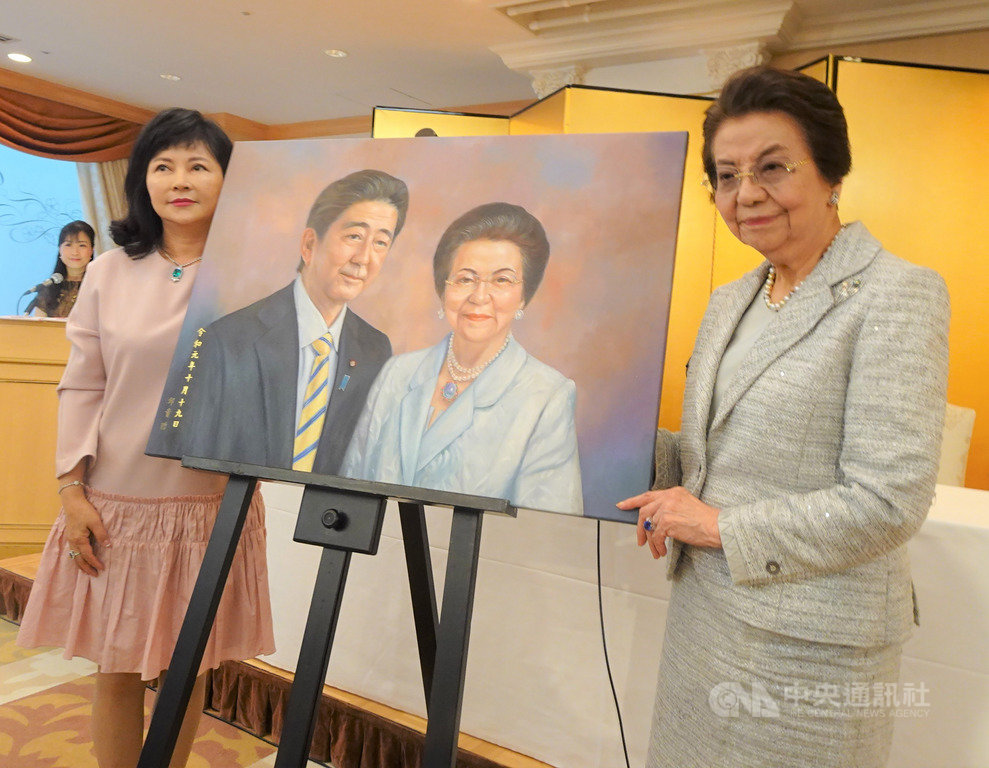台日人士共組「日本櫻返鄉會」,台灣方面名譽會長是前總統李登輝的夫人曾文惠、日方名譽會長是日本首相安倍晉三母親安倍洋子。圖為台灣藝術家贈畫給安倍洋子。中央社記者楊明珠東京攝 108年10月19日