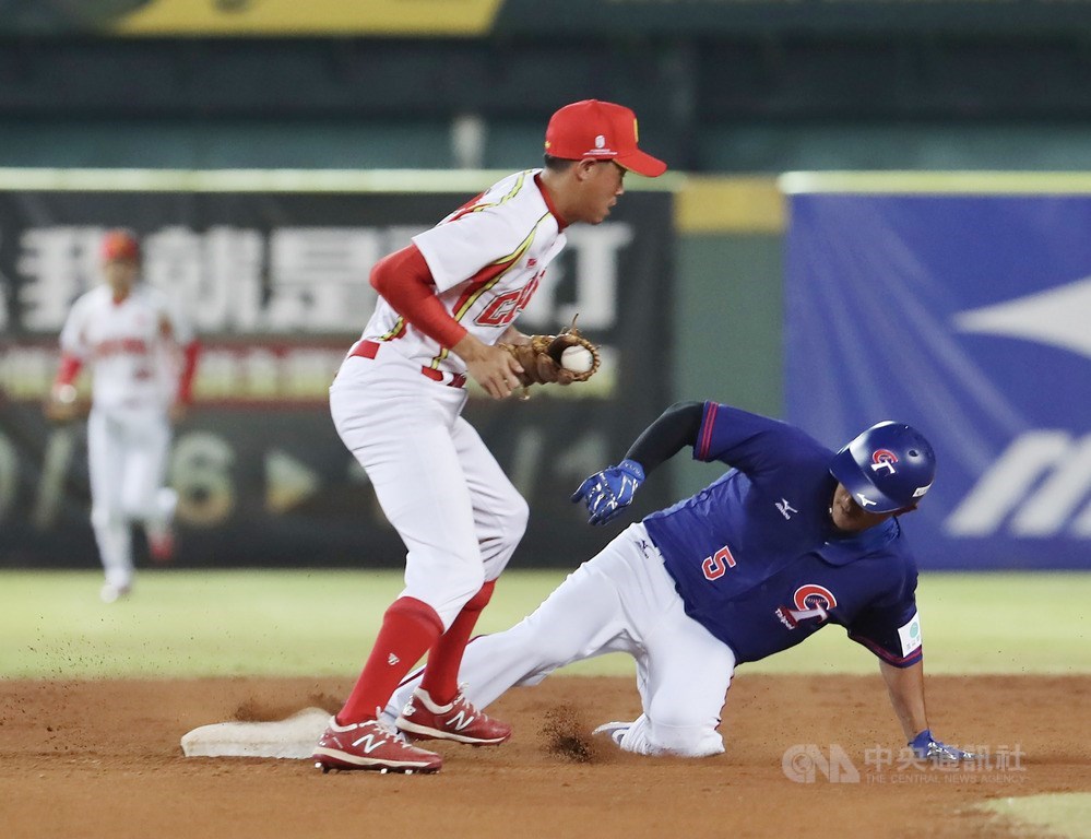 2019亞洲棒球錦標賽19日在台中洲際球場繼續進行複賽賽程,晚間由中華隊與中國隊交手,3局上,中華隊陣中旅美好手林子偉(右)成功連盜2個壘包。中央社記者張皓安攝 108年10月19日