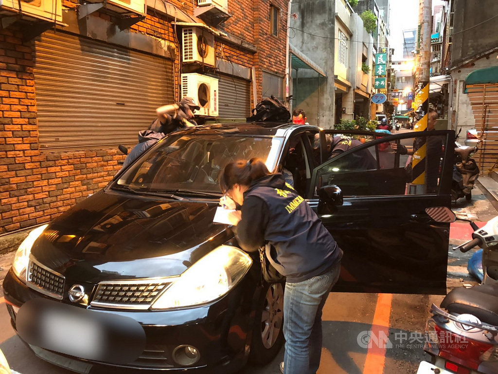 桃園市專勤隊20日表示,桃園市桃園區一處民宅疑似有多名失聯移工群居,雇主為躲避查緝,甚至租用2輛白牌計程車接送,經專勤隊派員前往勘查,發現失聯移工出沒蹤影。(桃園專勤隊提供)中央社記者邱俊欽桃園傳真 108年10月20日