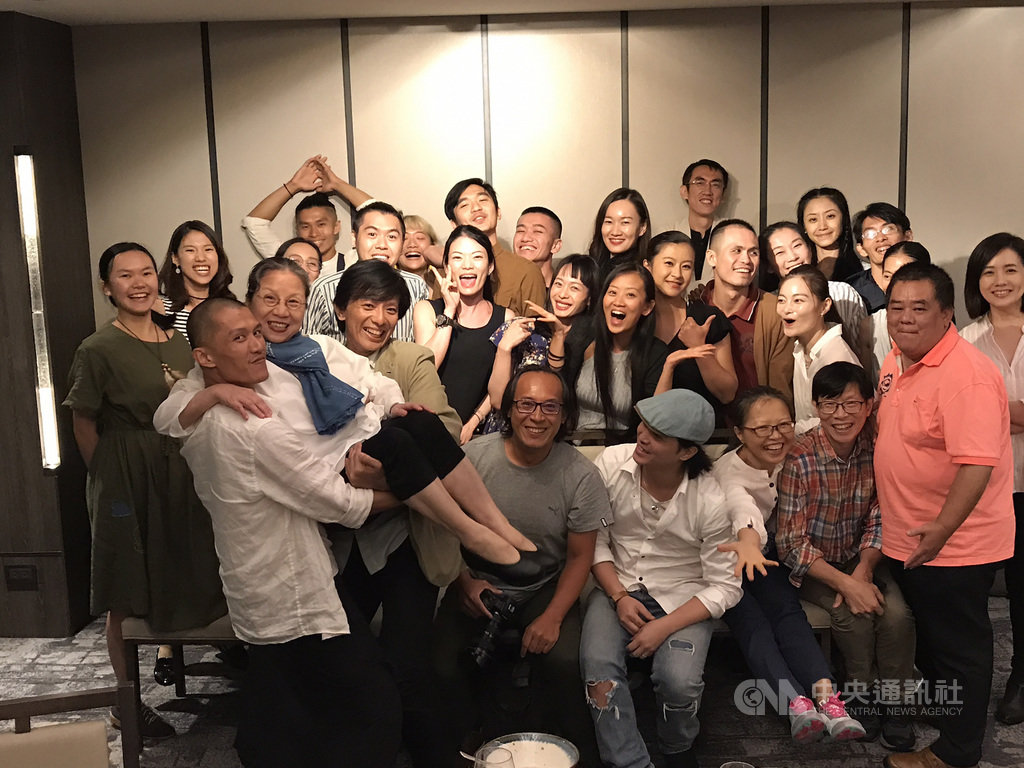 自小學舞的魏妤珊(左1)申請青年體驗學習計畫,加入無垢舞蹈劇團,除了強化肢體訓練,也學習藝術行政等劇場歷練,今年6月更跟隨舞團至俄羅斯參加契訶夫國際劇場藝術節。(教育部提供)中央社記者許秩維傳真 108年10月20日