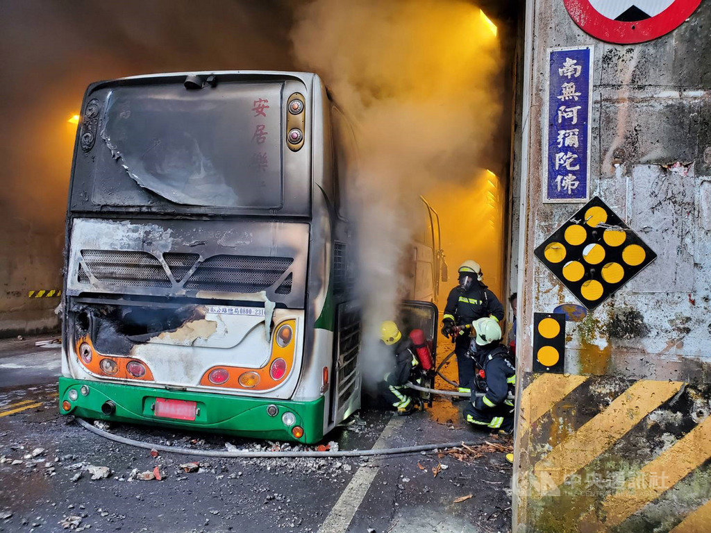 嘉義縣阿里山公路觸口明隧道20日發生遊覽車起火燃燒,嘉義縣消防局獲報派出3台消防車前往灌救,車內41人順利脫困,無人受傷,起火原因待進一步調查。(嘉義縣消防局提供)中央社記者蔡智明傳真 108年10月20日