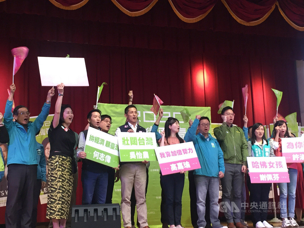 民進黨台北市黨部20日舉行立委參選人聯合造勢大會,針對不分區立委名單風波,民進黨秘書長羅文嘉(右4)說,在名單未定案前將充分進行意見交換,未來兩週會從不同角度探討問題,找到平衡點。中央社記者黃麗芸攝 108年10月20日