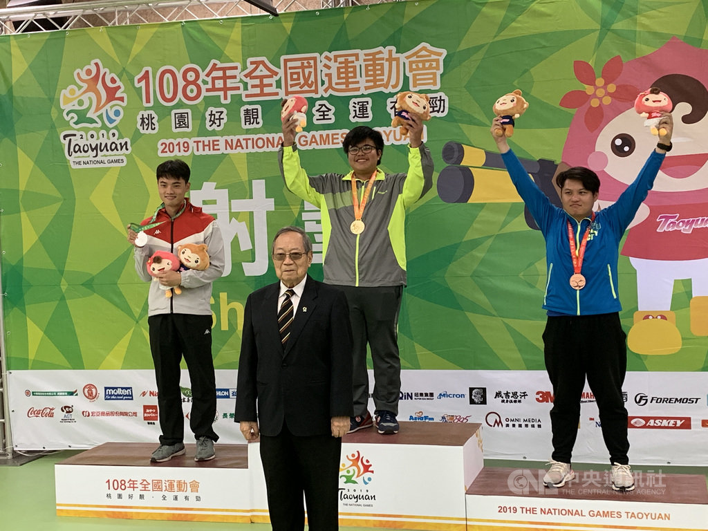 年僅15歲的台東神射手金利偉華(中)20日在108年桃園全國運動會射擊男子個人10公尺空氣手槍決賽,奪得生涯首面全運會金牌。地主桃園市選手吳承倫(左)摘銀,新北市名將郭冠廷(右)鍍銅。中央社記者龍柏安攝 108年10月20日