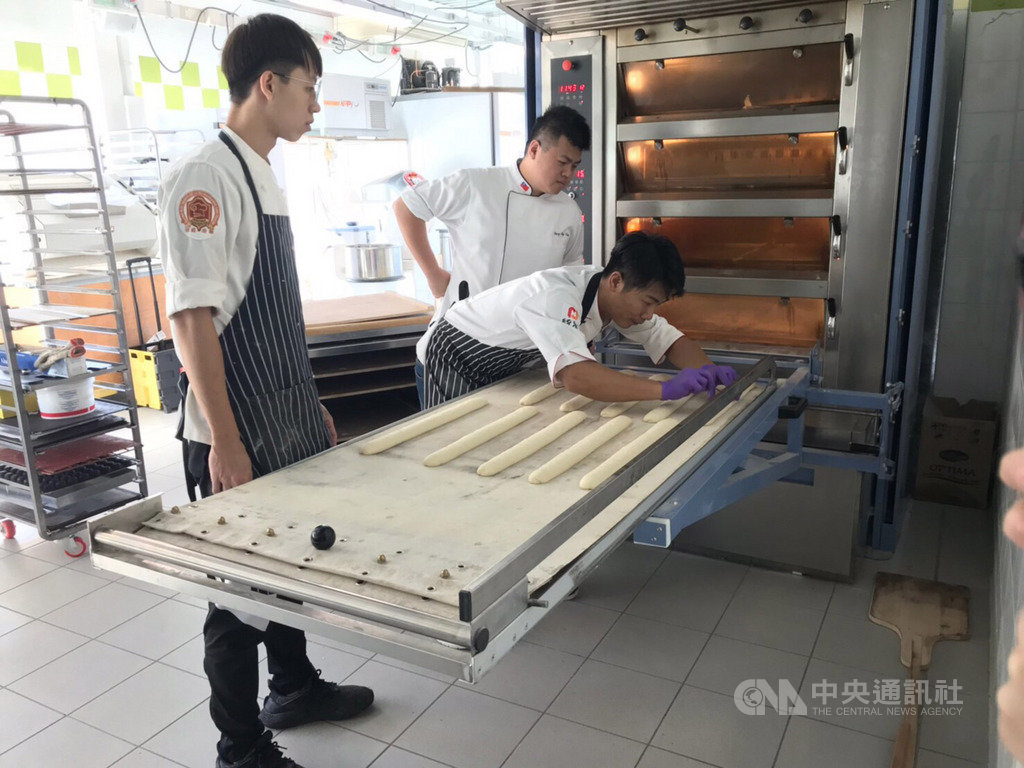 台灣隊法國移地訓練第3天,團隊針對烤焙後流失重量進行測試。因為法國較乾燥,水分流失會比台灣再多一點。任何細節都須考量調整。(王鵬傑提供)中央社記者曾婷瑄巴黎傳真 108年10月20日