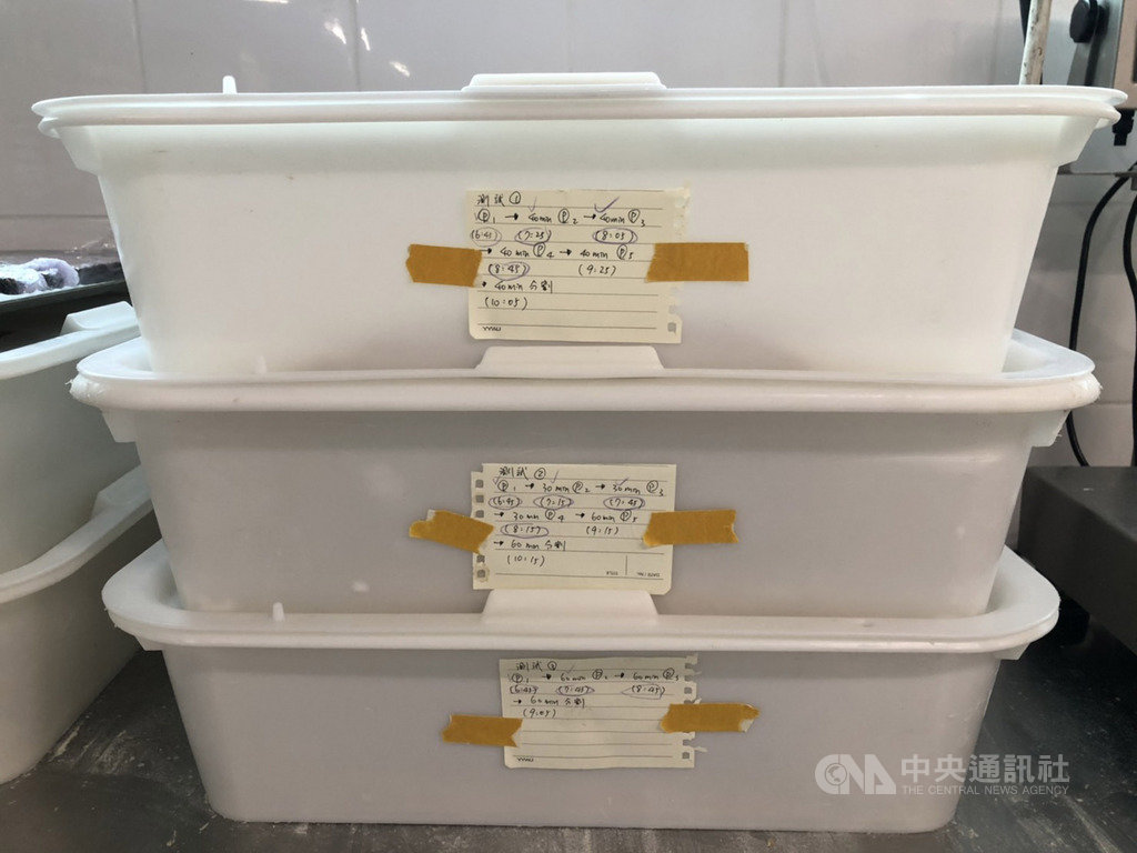 世界麵包大賽登場前移地訓練第3日,台灣隊針對法國環境,以同一個麵包做3種不同的發酵測試。(王鵬傑提供)中央社記者曾婷瑄巴黎傳真 108年10月20日