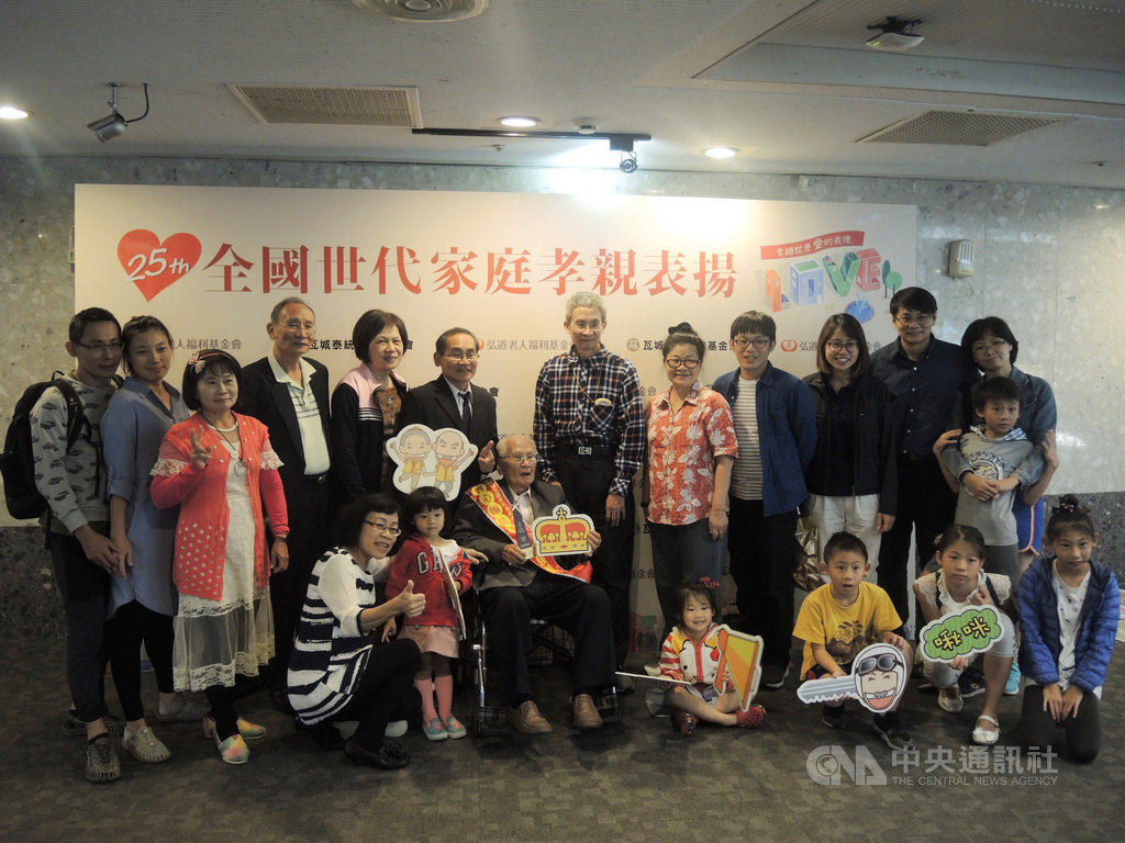 家住彰化的理髮師沈駿魁(前排左3)20年前開始在埔里進行百人義剪服務,這份善心感染兒子及孫子,如今一家三代每年都會一同到埔里義剪,獲頒孝親獎。圖為沈駿魁一家人。(弘道老人福利基金會提供)中央社記者張茗喧傳真 108年10月20日