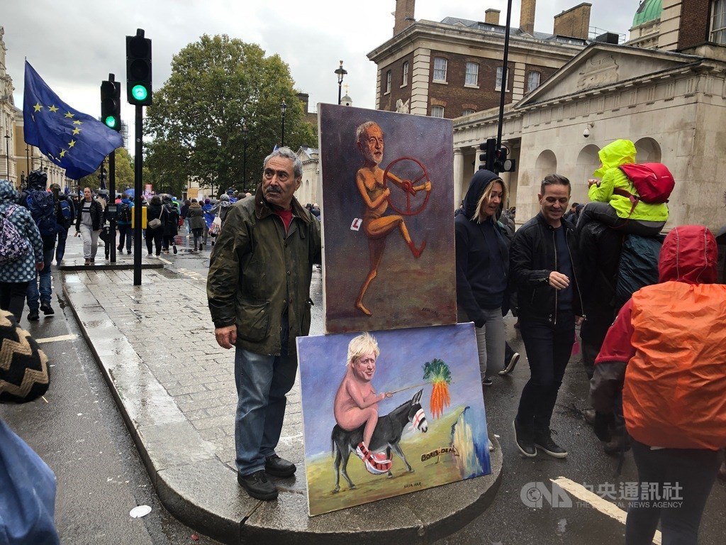 英國國會19日表決脫歐協議,國會外聚集上百萬留歐派民眾遊行,民眾畫作諷刺工黨黨魁柯賓和首相強生。中央社記者戴雅真倫敦攝 108年10月20日