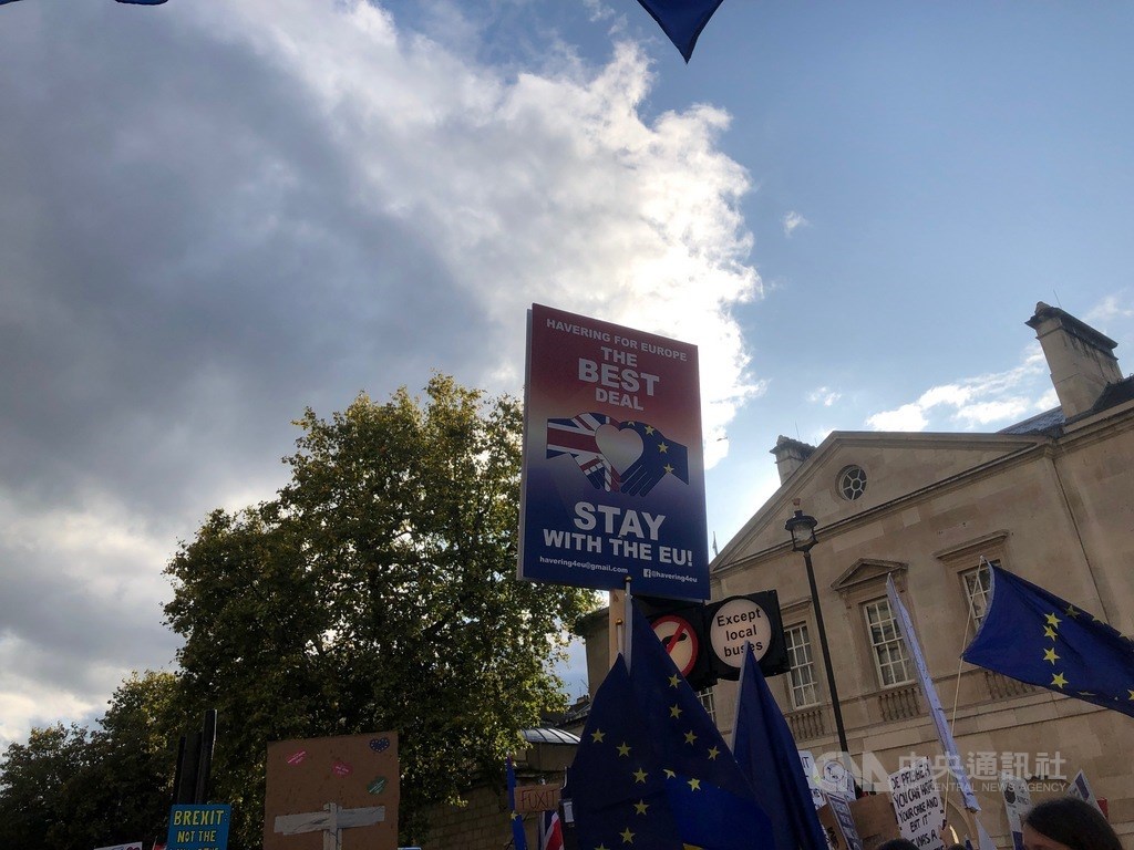 英國國會19日表決脫歐協議,國會外聚集上百萬留歐派民眾遊行,標語寫著:「最好的協議就是留在歐盟。」中央社記者戴雅真倫敦攝 108年10月20日