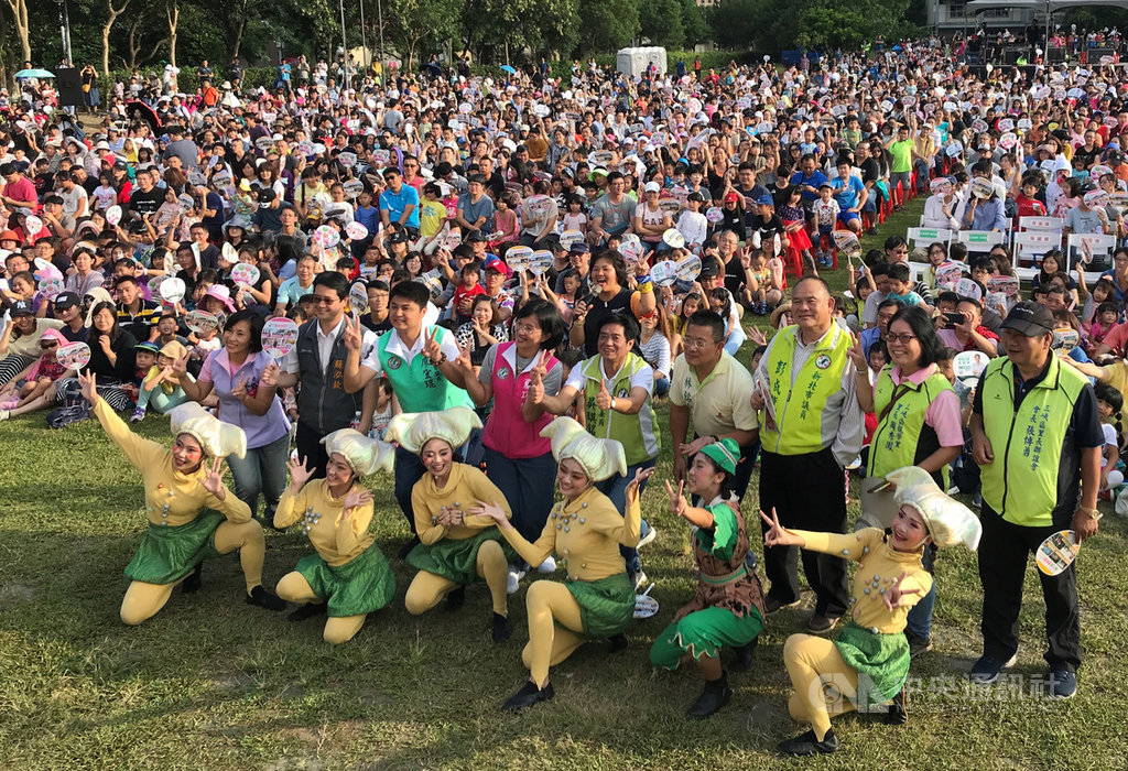 立法委員蘇巧慧(2排右6)、吳琪銘(2排右5)20日邀請紙風車劇團到北大特區演出,吸引上千民眾前往觀賞。中央社記者王鴻國攝 108年10月20日