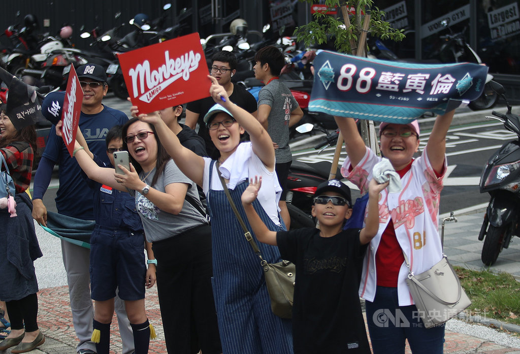中職Lamigo桃猿隊20日在桃園市區進行3連霸封王遊行,車隊從桃園國際棒球場出發,終點在桃園市政府,沿途球迷拿著各式道具熱情迎接。中央社記者張新偉攝 108年10月20日