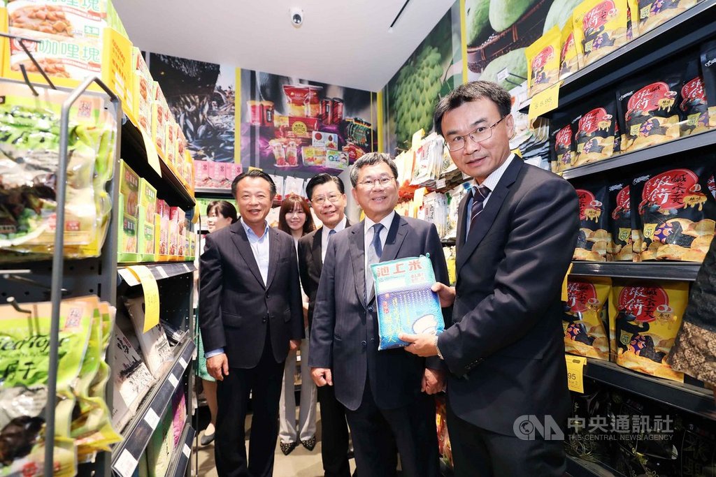 農委會主委陳吉仲(右1)出席星國「台灣農產食品專區」剪綵活動,他並參觀食品專區內販售的稻米。中央社記者黃自強新加坡攝 108年10月20日