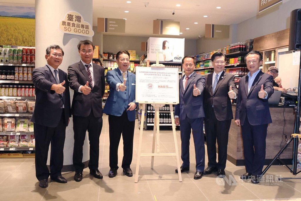 農委會主委陳吉仲出席新加坡「台灣農產食品專區」開幕,陳吉仲(左2)並見證CAS協會與HAO Mart公司簽署「台灣豬肉採購合作意向書」儀式。中央社記者黃自強新加坡攝 108年10月20日