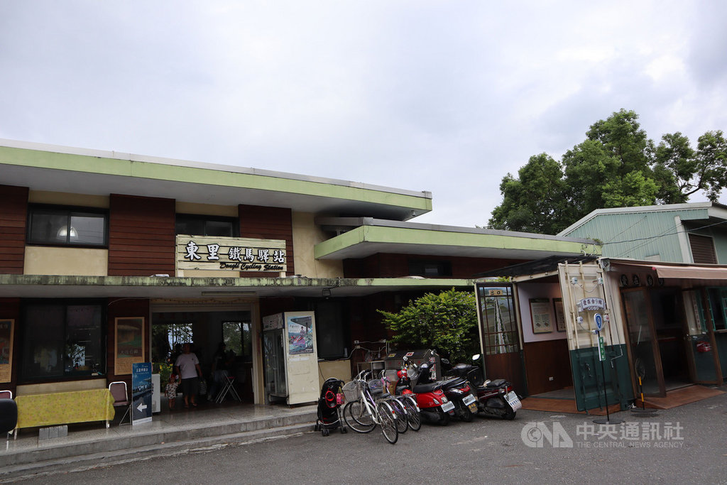 花蓮富里鄉東里舊火車站廢站後,閒置多時無人管理,富里鄉公所與台鐵局簽定認養契約,並委請花東縱谷國家風景區管理處進行舊站房外部整建,呈現目前東里鐵馬驛站的新樣貌。中央社記者李先鳳攝 108年10月20日