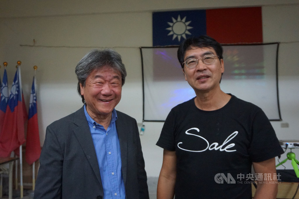 金門導演董振良(右)帶著新作「井」回鄉首映,前國家電影資料館館長井迎瑞(左)意外現身站台力挺,讓董振良既驚喜又感動。中央社記者黃慧敏攝 108年10月20日