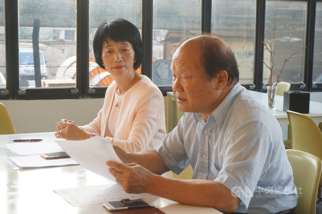 金門縣閩聲愛樂協會發起召集人劉兆輝(右)20日表示,未來將充分運用金門民俗文化園區演藝廳空間,辦理各項活動,活絡公共藝文場域。協會籌備會推舉金門縣安琪莉莎合唱團團長蔣采凌(左)統籌各項事宜。中央社記者黃慧敏攝 108年10月20日