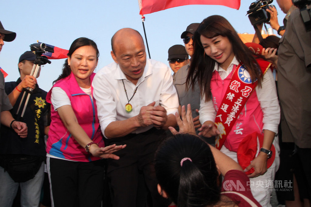 國民黨總統參選人韓國瑜(前中)20日下午到台南市黃金海岸出席淨灘活動,向在沙灘上遊憩的民眾打招呼。中央社記者楊思瑞攝 108年10月20日