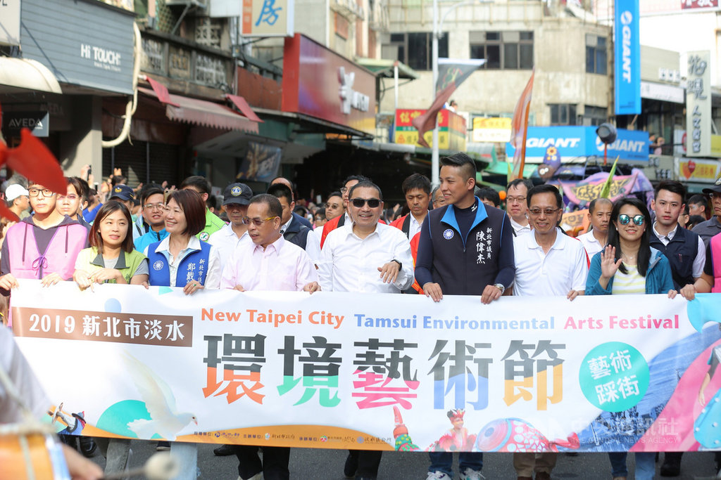 新北市長侯友宜(前右4)20日參加2019新北市淡水環境藝術節踩街開幕活動,他表示,今年適逢清法戰爭滬尾之役135週年,特別以「滬尾之翼」為主題,希望銘記戰役傷痛,祈求和平希望、進步蛻變。中央社記者王鴻國攝 108年10月20日
