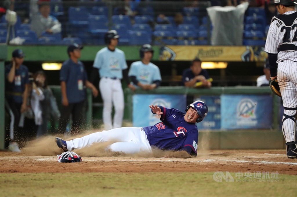 2019年亞洲棒球錦標賽冠軍戰20日晚間在台中洲際棒球場舉行,中華隊與日本隊爭冠,中華隊姜建銘5局上打出帶有2分打點的2壘安打,壘上跑者陳偉志(藍衣)滑回本壘。中央社記者吳家昇攝 108年10月20日