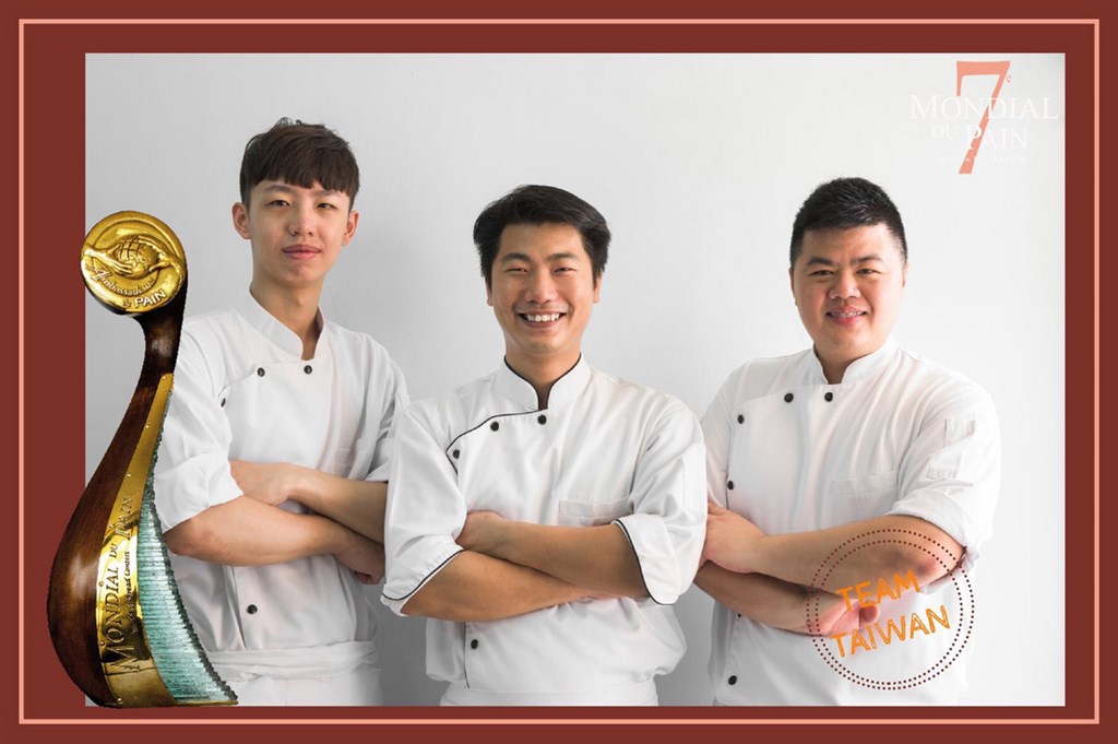 今年世界麵包大賽台灣隊陣容:教練(右)為莎士比亞烘焙坊王鵬傑;選手(中間)為統一麵包烘焙開發部游東運;助手(左)為經國管理暨健康學院許育晨。(王鵬傑提供)中央社記者曾婷瑄巴黎傳真 108年10月20日