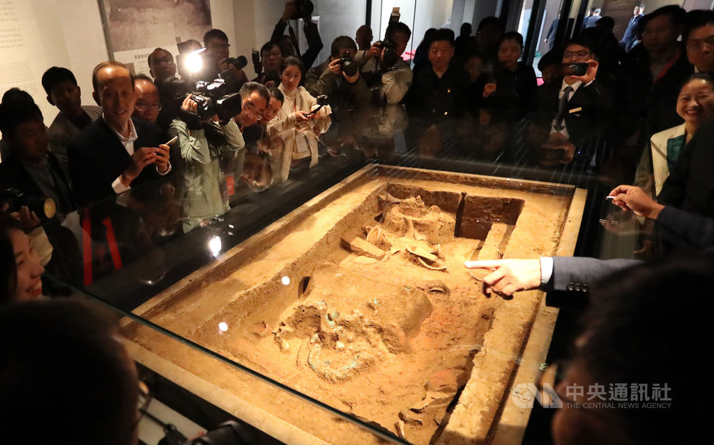 二里頭夏都遺址博物館19日在大陸河南省洛陽市正式開幕,占地約246畝,展出距今3800至3500年前的2000餘件藏品,證明夏朝是中國最早王朝。(中新社提供)中央社 108年10月20日