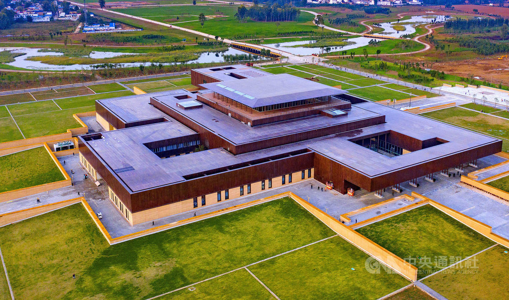 二里頭夏都遺址博物館19日在大陸河南省洛陽市正式開幕,占地約246畝,展出距今3800至3500年前的2000餘件藏品,證明夏朝是中國最早王朝。(中新社提供)中央社 108年10月20日