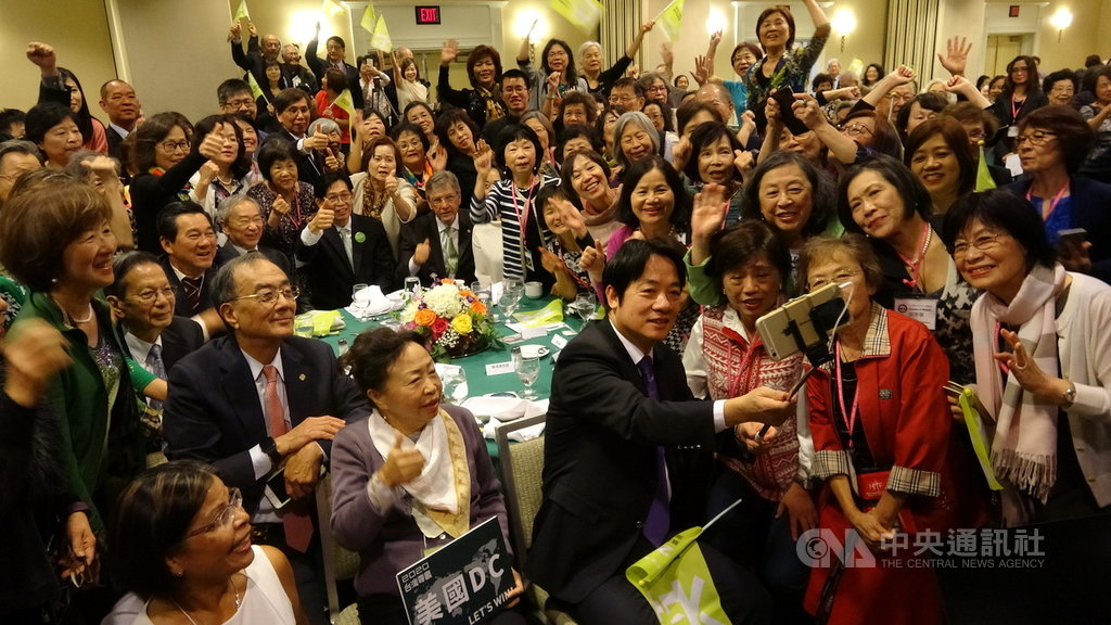 前行政院長賴清德(前中)在華府小英後援會造勢活動上與支持者玩自拍。中央社記者江今葉華盛頓攝 108年10月20日