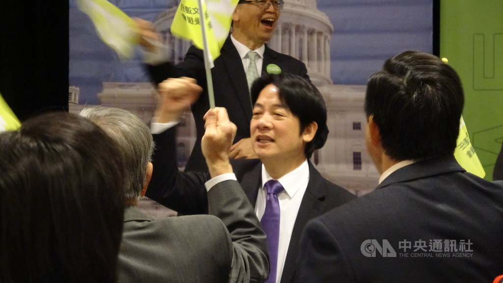 前行政院長賴清德(中)出席華府小英後援會造勢活動,和支持者共同揮旗握拳支持總統蔡英文連任。中央社記者江今葉華盛頓攝 108年10月20日