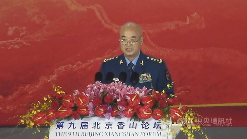 中共中央軍委副主席許其亮20日在「北京香山論壇」歡迎晚宴上向美國喊話說,歷史經驗證明,國與國之間走上對抗的道路,「無論冷戰、熱戰還是貿易戰,都是沒有出路的」。中央社記者邱國強北京攝 108年10月20日