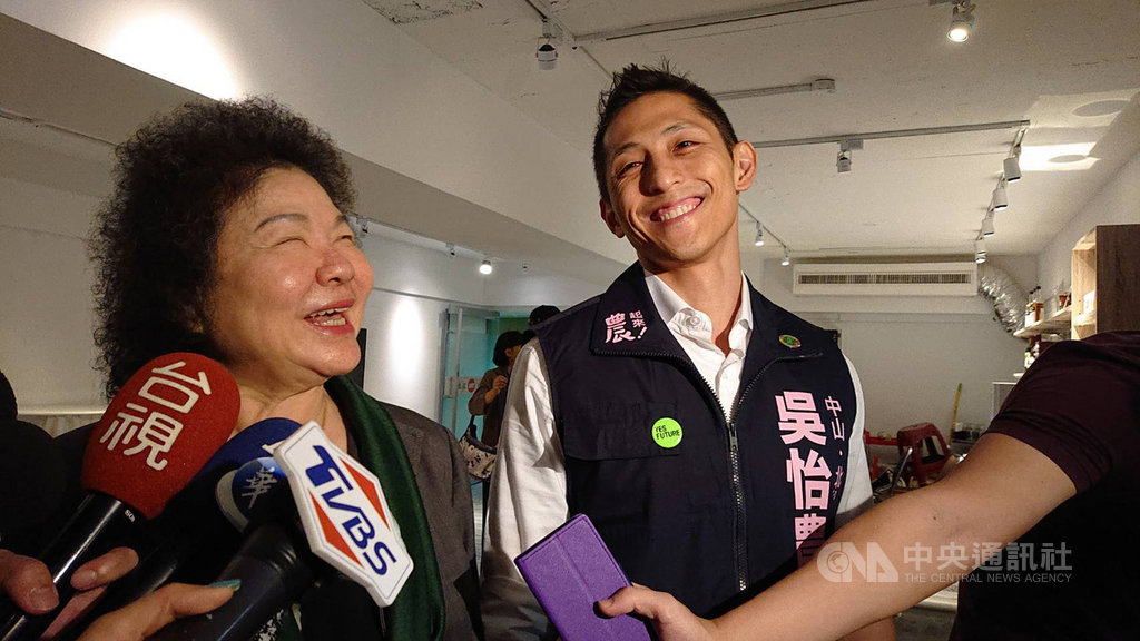 總統府秘書長陳菊(左)20日替民進黨立委參選人吳怡農輔選,她呼籲台灣社會應該給這個優秀人才機會。中央社記者葉素萍攝 108年10月20日