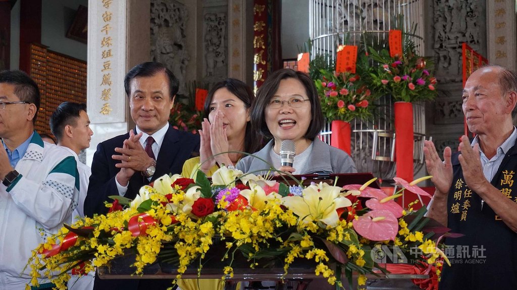 總統蔡英文(右2)到台中社口萬興宮向民眾報告施政成果,蔡總統表示,台灣經濟持續成長,社福預算增加,國防做得好,呼籲民眾再給4年。中央社記者趙麗妍攝 108年10月20日