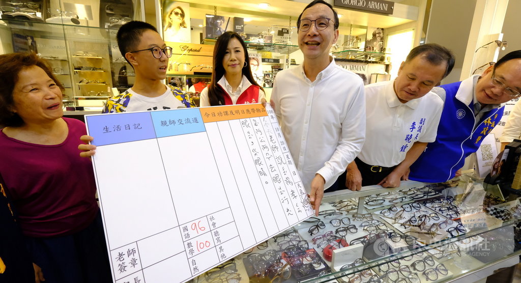 高雄市長韓國瑜在造勢活動後遭民眾丟雞蛋,前新北市長朱立倫(右3)20日譴責暴力,他說,希望在整個選舉過程當中,能夠彼此尊重不同的聲音,絕對不要有任何不理性的惡意的抗議行為,不管是對哪個政黨,都不是社會容許。中央社記者邱俊欽攝 108年10月20日