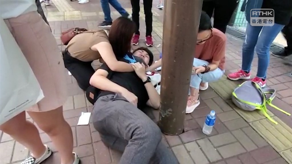 香港的「連儂牆」發生血案,一名來自中國大陸的男子19日傍晚在新界大埔墟火車站外的「連儂牆」,持水果刀刺傷一名不同政見的人。(圖取自facebook.com/RTHKVNEWS)