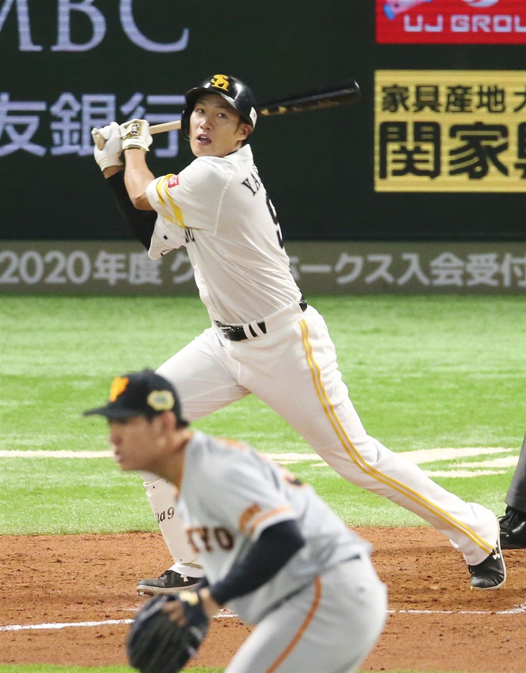日本職棒軟銀隊的柳田悠岐(打擊者)在20日比賽8局下敲出陽春砲,隊友福田秀平接著轟2分砲。(共同社提供)