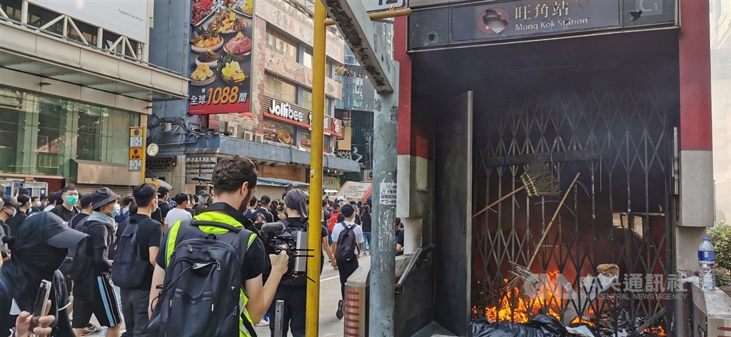 20日下午,香港示威者在九龍自發上街,由尖沙咀梳士巴利公園遊行至高鐵西九龍站。下午2時30分遊行結束後,有示威者陸續轉往九龍各地抗爭。圖為示威者在港鐵旺角站出口焚燒雜物,現場冒出陣陣濃煙。中央社記者張謙香港攝 108年10月20日