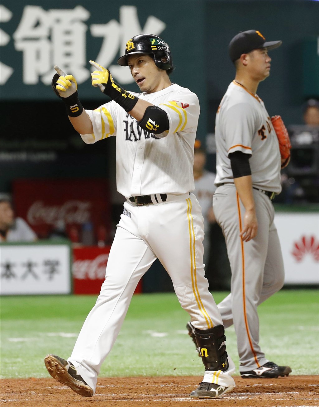 日本職棒軟銀隊松田宣浩(左)在20日比賽7局下轟出3分全壘打。(共同社提供)