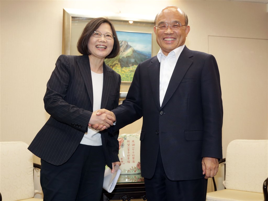 總統蔡英文(左)陣營謹慎應戰穩健不躁進、不隨對手起舞,與行政院長蘇貞昌(右)定位分工清楚,以「國政優先、小英執政三年有成」和國民黨對決。(中央社檔案照片)