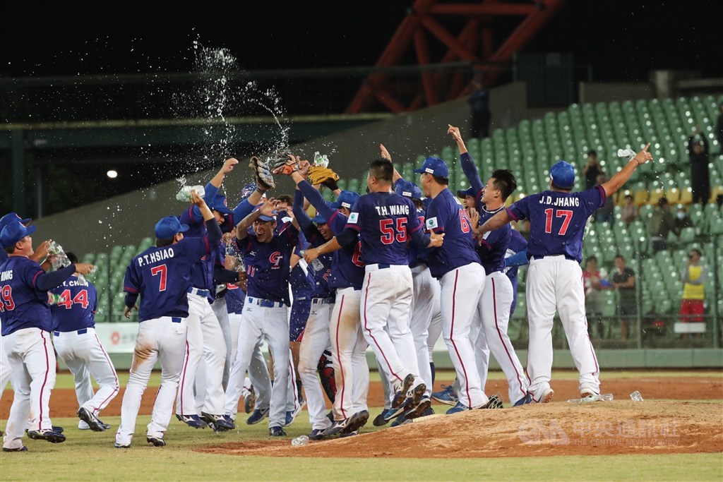 2019年亞洲棒球錦標賽冠軍戰20日晚間在台中舉行,中華隊以5:4力克尋求衛冕的日本隊,睽違18年再於亞錦賽奪冠,球員在場中開心慶祝。中央社記者吳家昇攝 108年10月20日