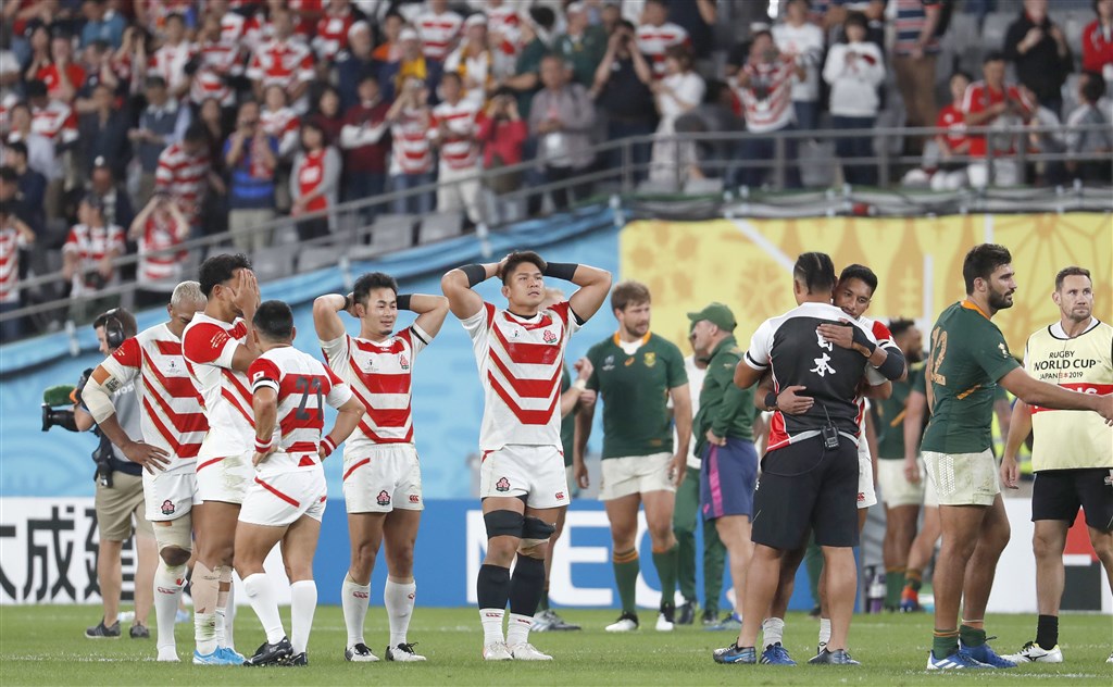 世界盃橄欖球賽日本隊20日出戰強敵南非隊,南非終場以26比3擊敗日本,挺進4強賽。(共同社提供)